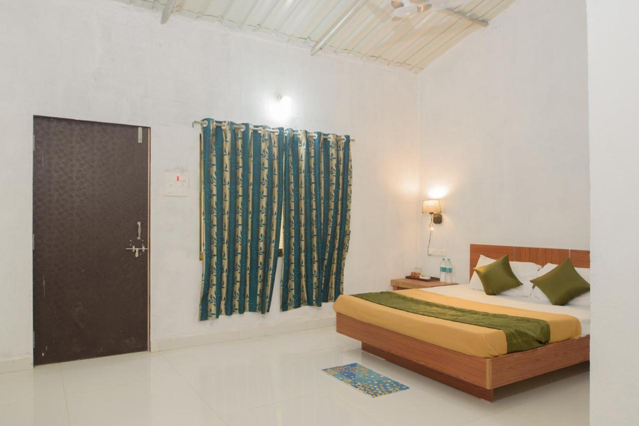 Prajakta Rest House Alībāg Buitenkant foto